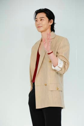 Chanel Metiers d Art 2026 Show Draws Global Stars to Seoul, South Korea South Korean actor and Chanel brand ambassador Park Seo-joon poses for photos during the Chanel Metiers d Art 2026 show in Seoul, South Korea, on May 26, 2026. Seoul South Korea  Copyright: xMatrixxImages JungxUi-Chelx