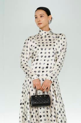 Chanel Metiers d Art 2026 Show Draws Global Stars to Seoul, South Korea Hong Kong actress Hedwig Tam poses for photos during the Chanel Metiers d Art 2026 show in Seoul, South Korea, on May 26, 2026. Seoul South Korea  Copyright: xMatrixxImages JungxUi-Chelx