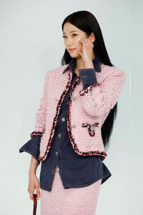 Chanel Metiers d Art 2026 Show Draws Global Stars to Seoul, South Korea Kazuha of South Korean girl group LE SSERAFIM poses for photos during the Chanel Metiers d Art 2026 show in Seoul, South Korea, on May 26, 2026. Seoul South Korea  Copyright: xMatrixxImages JungxUi-Chelx