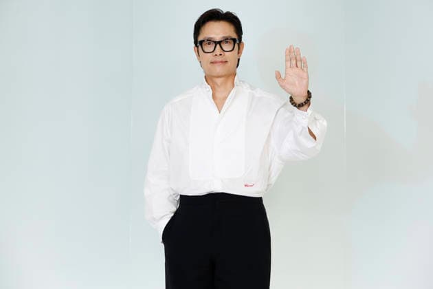 Chanel Metiers d Art 2026 Show Draws Global Stars to Seoul, South Korea South Korean actor Lee Byung-hun poses for photos during the Chanel Metiers d Art 2026 show in Seoul, South Korea, on May 26, 2026. Seoul South Korea  Copyright: xMatrixxImages JungxUi-Chelx