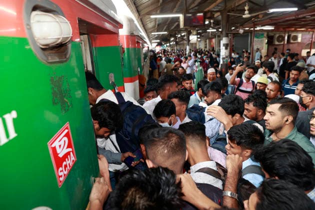 May 26, 2026, Dhaka, Bangladesh: Bangladeshi Muslim passengers struggle to board an overcrowded train as they travel home ahead of the upcoming Eid al-Adha festival at a railway station in Dhaka, Bangladesh, Monday, May 26, 2024. Millions of people are expected to leave the capital in one of the countryÃ¢â‚¬â ¢s largest annual holiday exoduses to celebrate Eid with their families in rural areas. Dhaka Bangladesh - ZUMAd117 20260526_fap_d117_021 Copyright: xSuvraxKantixDasx