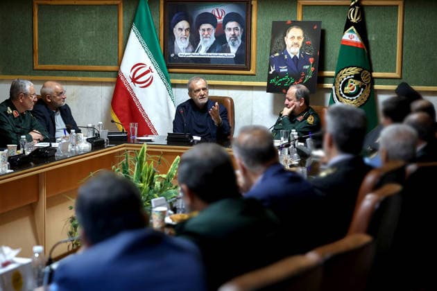 May 26, 2026, Tehran, Iran: Iranian President MASOUD PEZESHKIAN (L) and Iranian Acting Minister of Defense Brigadier General MAJID EBN-E-REZA (R) during a meeting in Tehran. Majid Ebn-e-Reza is an Iranian military officer and politician serving as the acting minister of defense of Iran since 2 March 2026. According to the Deputy for Communications and Information of the Iranian President s Office, President Masoud Pezeshkian appointed Ebn-e-Reza as the acting Minister of Defense of the Islamic Republic of Iran. Prior to his appointment, he held several strategic positions in the Ministry of Defense, the General Staff of the Armed Forces, and the defense industries, and most recently served as a deputy minister in the ministry. On March 3, 2 - ZUMAi98_ 20260526_zih_i98_001 Copyright: xIranianxPresidencyx