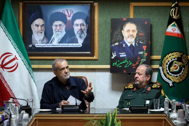 May 26, 2026, Tehran, Iran: Iranian President MASOUD PEZESHKIAN (L) and Iranian Acting Minister of Defense Brigadier General MAJID EBN-E-REZA (R) during a meeting in Tehran. Majid Ebn-e-Reza is an Iranian military officer and politician serving as the acting minister of defense of Iran since 2 March 2026. According to the Deputy for Communications and Information of the Iranian President s Office, President Masoud Pezeshkian appointed Ebn-e-Reza as the acting Minister of Defense of the Islamic Republic of Iran. Prior to his appointment, he held several strategic positions in the Ministry of Defense, the General Staff of the Armed Forces, and the defense industries, and most recently served as a deputy minister in the ministry. On March 3, 2 - ZUMAi98_ 20260526_zih_i98_002 Copyright: xIranianxPresidencyx