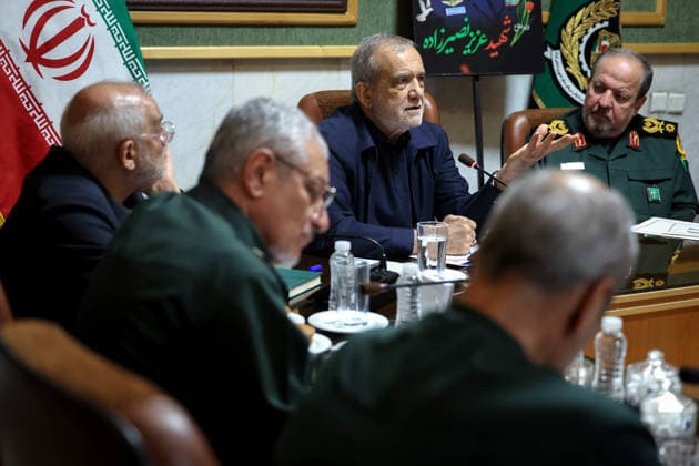 May 26, 2026, Tehran, Iran: Iranian President MASOUD PEZESHKIAN (L) and Iranian Acting Minister of Defense Brigadier General MAJID EBN-E-REZA (R) during a meeting in Tehran. Majid Ebn-e-Reza is an Iranian military officer and politician serving as the acting minister of defense of Iran since 2 March 2026. According to the Deputy for Communications and Information of the Iranian President s Office, President Masoud Pezeshkian appointed Ebn-e-Reza as the acting Minister of Defense of the Islamic Republic of Iran. Prior to his appointment, he held several strategic positions in the Ministry of Defense, the General Staff of the Armed Forces, and the defense industries, and most recently served as a deputy minister in the ministry. On March 3, 2 - ZUMAi98_ 20260526_zih_i98_003 Copyright: xIranianxPresidencyx