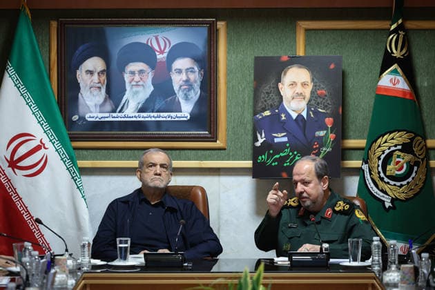 May 26, 2026, Tehran, Iran: Iranian President MASOUD PEZESHKIAN (L) and Iranian Acting Minister of Defense Brigadier General MAJID EBN-E-REZA (R) during a meeting in Tehran. Majid Ebn-e-Reza is an Iranian military officer and politician serving as the acting minister of defense of Iran since 2 March 2026. According to the Deputy for Communications and Information of the Iranian President s Office, President Masoud Pezeshkian appointed Ebn-e-Reza as the acting Minister of Defense of the Islamic Republic of Iran. Prior to his appointment, he held several strategic positions in the Ministry of Defense, the General Staff of the Armed Forces, and the defense industries, and most recently served as a deputy minister in the ministry. On March 3, 2 - ZUMAi98_ 20260526_zih_i98_004 Copyright: xIranianxPresidencyx