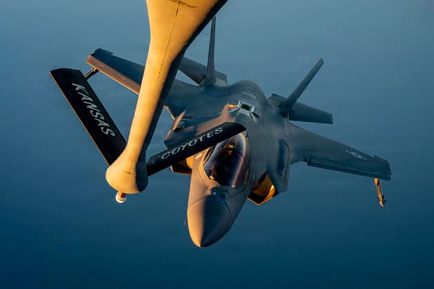 News Bilder des Tages #2 May 26, 2026, Undisclosed Location, United States: A U.S. Air Force F-35 Lightning II stealth fighter aircraft, approaches to refuel from a KC-135 Stratotanker during a night-time patrol in support of Operation Epic Fury and the ceasefire agreement, May 12, 2026 at an Undisclosed Location. Undisclosed Location United States - ZUMAp138 20260526_zaa_p138_107 Copyright: xSraxAdrianaxJordan-Alcaniz U.Sx