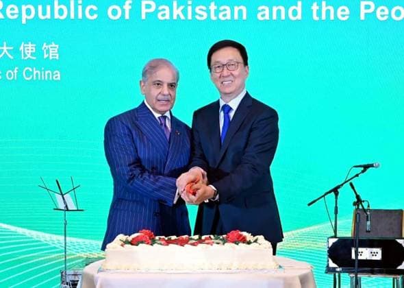 News Bilder des Tages #2 May 26, 2026, Pakistan: Prime Minister of Pakistan Muhammad Shehbaz Sharif and Vice President of China Han Zheng Celebrate 75 Years of Diplomatic Relations with Cake Cutting in Beijing Pakistan  - ZUMAas3_ 20260526_zaf_as3_034 Copyright: xPPIx