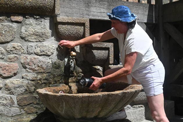 MONT-SAINT-MICHEL, FRANCE - MAY 26: A tourist collects tap water at the Mont Saint-Michel tourist area amid a severe heat wave on May 26, 2026 in Mont-Saint-Michel, France. In France, temperatures have broken records for the month of May.  Copyright: xVCGx 111644318820