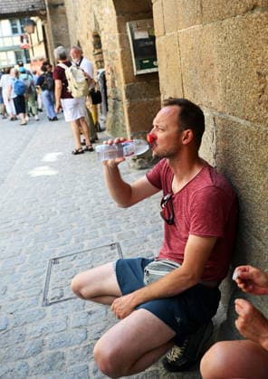 MONT-SAINT-MICHEL, FRANCE - MAY 26: Tourist rests in the shade at the Mont Saint-Michel tourist area amid a severe heat wave on May 26, 2026 in Mont-Saint-Michel, France. In France, temperatures have broken records for the month of May.  Copyright: xVCGx 111644318818