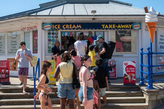 May 26, 2026, Margate, United Kingdom: Beachgoers stand in the queue front of the ice cream shop on the beach in Margate. The sandy Margate Beach is a very popular destination for the beachgoers in Kent, UK. Especially the UK s hottest spring and May temperature ever recorded today. Margate United Kingdom  - ZUMAs197 20260526_aaa_s197_134 Copyright: xKrisztianxElekx
