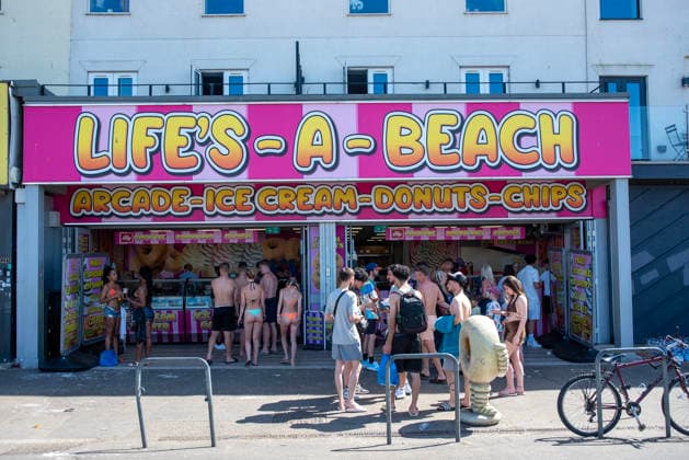 May 26, 2026, Margate, United Kingdom: People wait front of the ice cream shop on the Margate seafront. The sandy Margate Beach is a very popular destination for the beachgoers in Kent, UK. Especially the UK s hottest spring and May temperature ever recorded today. Margate United Kingdom  - ZUMAs197 20260526_aaa_s197_145 Copyright: xKrisztianxElekx