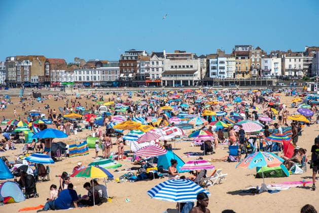 May 26, 2026, Margate, United Kingdom: People enjoy the weather on the beach in Margate. The sandy Margate Beach is a very popular destination for the beachgoers in Kent, UK. Especially the UK s hottest spring and May temperature ever recorded today. Margate United Kingdom - ZUMAs197 20260526_aaa_s197_114 Copyright: xKrisztianxElekx
