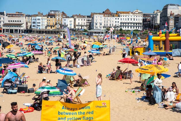 May 26, 2026, Margate, United Kingdom: Beachgoers enjoy the very hot weather on the beach in Margate. The sandy Margate Beach is a very popular destination for the beachgoers in Kent, UK. Especially the UK s hottest spring and May temperature ever recorded today. Margate United Kingdom - ZUMAs197 20260526_aaa_s197_126 Copyright: xKrisztianxElekx