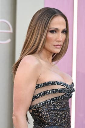 LOS ANGELES, CALIFORNIA - MAY 26: Jennifer Lopez at the world premiere of Netflix s Office Romance at The Egyptian Theatre Hollywood on May 26, 2026 in Los Angeles, California. Credit: Michael Mattes USA  - ZUMAa123 20260526_zaa_a123_200 Copyright: xAdMediax
