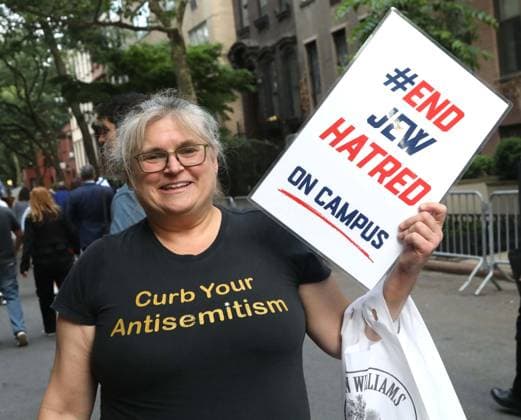 May 26, 2026, New York, New York, USA: A protester seen outside of Gracie Mansion during the Interfaith Rally protesting NYC Mayor Zohran Mamdani s approach to Israel, Zionism and anti-Israel activism, organized by EndJewHatred. New York USA - ZUMAk03_ 20260526_zaf_k03_037 Copyright: xNancyxKaszermanx