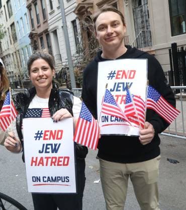 May 26, 2026, New York, New York, USA: Protesters seen outside of Gracie Mansion during the Interfaith Rally protesting NYC Mayor Zohran Mamdani s approach to Israel, Zionism and anti-Israel activism, organized by EndJewHatred. New York USA  - ZUMAk03_ 20260526_zaf_k03_039 Copyright: xNancyxKaszermanx