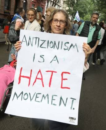 May 26, 2026, New York, New York, USA: Protesters seen outside of Gracie Mansion during the Interfaith Rally protesting NYC Mayor Zohran Mamdani s approach to Israel, Zionism and anti-Israel activism, organized by EndJewHatred. New York USA - ZUMAk03_ 20260526_zaf_k03_035 Copyright: xNancyxKaszermanx