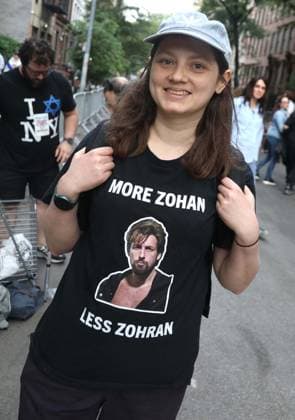 May 26, 2026, New York, New York, USA: A protester seen outside of Gracie Mansion during the Interfaith Rally protesting NYC Mayor Zohran Mamdani s approach to Israel, Zionism and anti-Israel activism, organized by EndJewHatred. New York USA - ZUMAk03_ 20260526_zaf_k03_020 Copyright: xNancyxKaszermanx