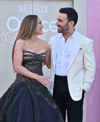 Netflix™s ˜Office Romance™ World Premiere Jennifer Lopez and Brett Goldstein arriving to the Netflix™s Office Romance world premiere held at The Egyptian Theatre on May 26, 2026 in Hollywood, CA. Hollywood The Egyptian Theatre California USA Copyright: xLISAxOConnorx xAFF-USA.comx