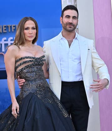 Netflix™s ˜Office Romance™ World Premiere Jennifer Lopez and Brett Goldstein arriving to the Netflix™s Office Romance world premiere held at The Egyptian Theatre on May 26, 2026 in Hollywood, CA. Hollywood The Egyptian Theatre California USA Copyright: xLISAxOConnorx xAFF-USA.comx
