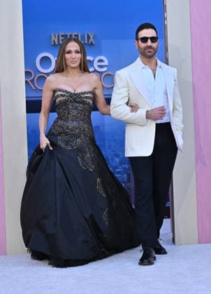 Netflix™s ˜Office Romance™ World Premiere Jennifer Lopez and Brett Goldstein arriving to the Netflix™s Office Romance world premiere held at The Egyptian Theatre on May 26, 2026 in Hollywood, CA. Hollywood The Egyptian Theatre California USA Copyright: xLISAxOConnorx xAFF-USA.comx