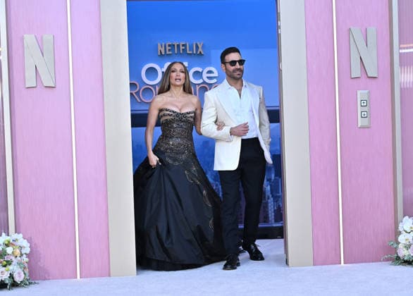Netflix™s ˜Office Romance™ World Premiere Jennifer Lopez and Brett Goldstein arriving to the Netflix™s Office Romance world premiere held at The Egyptian Theatre on May 26, 2026 in Hollywood, CA. Hollywood The Egyptian Theatre California USA Copyright: xLISAxOConnorx xAFF-USA.comx