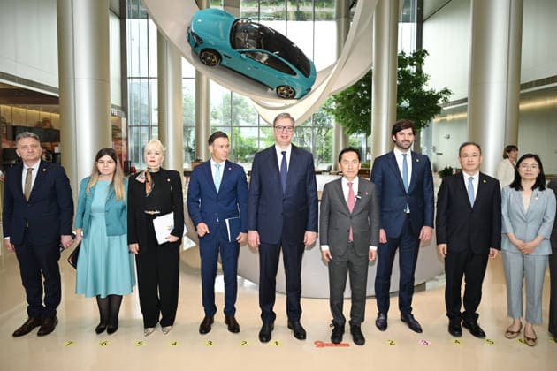BEIJING, CHINA - MAY 26: Serbian President Aleksandar Vucic (C) visits Xiaomi s auto factory on May 26, 2026 in Beijing, China. Vucic is on a state visit to China from May 24 to 28.  Copyright: xChinaxNewsxServicex 111644369159