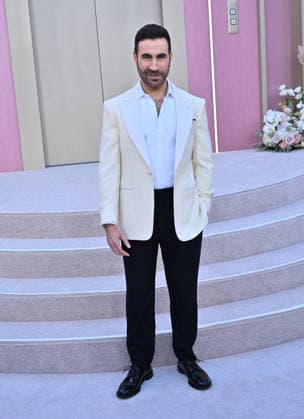 Netflix™s ˜Office Romance™ World Premiere Brett Goldstein arriving to the Netflix™s Office Romance world premiere held at The Egyptian Theatre on May 26, 2026 in Hollywood, CA. Hollywood The Egyptian Theatre California USA Copyright: xLISAxOConnorx xAFF-USA.comx