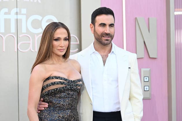 Premiere mondiale de la serie Office Romance a Los Angeles LOS ANGELES, CALIFORNIA MAY 26 Jennifer Lopez and Brett Goldstein at the world premiere of Netflix s Office Romance at The Egyptian Theatre Hollywood on May 26, 2026 in Los Angeles, California Credit Michael Mattes AdMedia 456806 2026 05 26 Los Angeles Etats Unis  Copyright: xAdMediax STAR_456806_024