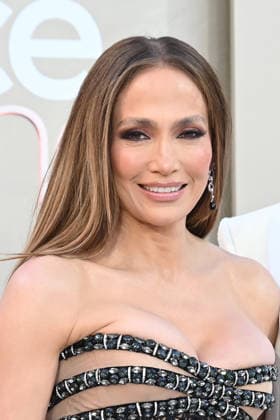 Premiere mondiale de la serie Office Romance a Los Angeles LOS ANGELES, CALIFORNIA MAY 26 Jennifer Lopez at the world premiere of Netflix s Office Romance at The Egyptian Theatre Hollywood on May 26, 2026 in Los Angeles, California Credit Michael Mattes AdMedia 456806 2026 05 26 Los Angeles Etats Unis  Copyright: xAdMediax STAR_456806_027