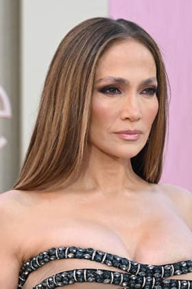 Premiere mondiale de la serie Office Romance a Los Angeles LOS ANGELES, CALIFORNIA MAY 26 Jennifer Lopez at the world premiere of Netflix s Office Romance at The Egyptian Theatre Hollywood on May 26, 2026 in Los Angeles, California Credit Michael Mattes AdMedia 456806 2026 05 26 Los Angeles Etats Unis  Copyright: xAdMediax STAR_456806_030
