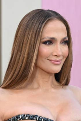 Premiere mondiale de la serie Office Romance a Los Angeles LOS ANGELES, CALIFORNIA MAY 26 Jennifer Lopez at the world premiere of Netflix s Office Romance at The Egyptian Theatre Hollywood on May 26, 2026 in Los Angeles, California Credit Michael Mattes AdMedia 456806 2026 05 26 Los Angeles Etats Unis  Copyright: xAdMediax STAR_456806_032