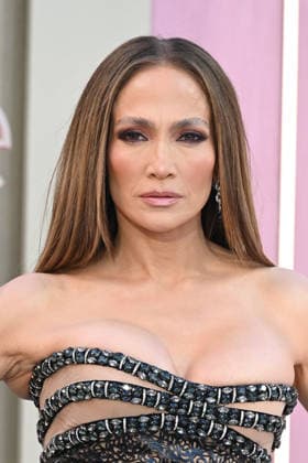 Premiere mondiale de la serie Office Romance a Los Angeles LOS ANGELES, CALIFORNIA MAY 26 Jennifer Lopez at the world premiere of Netflix s Office Romance at The Egyptian Theatre Hollywood on May 26, 2026 in Los Angeles, California Credit Michael Mattes AdMedia 456806 2026 05 26 Los Angeles Etats Unis  Copyright: xAdMediax STAR_456806_035