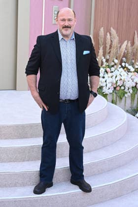 Premiere mondiale de la serie Office Romance a Los Angeles LOS ANGELES, CALIFORNIA MAY 26 Will Sasso at the world premiere of Netflix s Office Romance at The Egyptian Theatre Hollywood on May 26, 2026 in Los Angeles, California Credit Michael Mattes AdMedia 456806 2026 05 26 Los Angeles Etats Unis  Copyright: xAdMediax STAR_456806_044