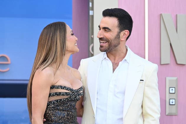 Premiere mondiale de la serie Office Romance a Los Angeles LOS ANGELES, CALIFORNIA MAY 26 Jennifer Lopez and Brett Goldstein at the world premiere of Netflix s Office Romance at The Egyptian Theatre Hollywood on May 26, 2026 in Los Angeles, California Credit Michael Mattes AdMedia 456806 2026 05 26 Los Angeles Etats Unis  Copyright: xAdMediax STAR_456806_053