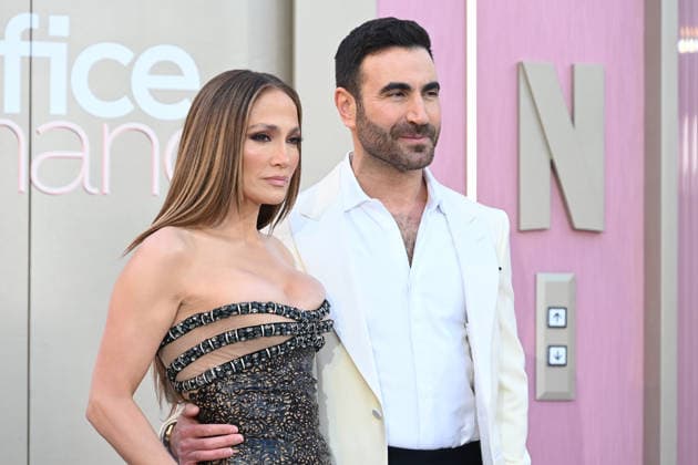 Premiere mondiale de la serie Office Romance a Los Angeles LOS ANGELES, CALIFORNIA MAY 26 Jennifer Lopez and Brett Goldstein at the world premiere of Netflix s Office Romance at The Egyptian Theatre Hollywood on May 26, 2026 in Los Angeles, California Credit Michael Mattes AdMedia 456806 2026 05 26 Los Angeles Etats Unis  Copyright: xAdMediax STAR_456806_054