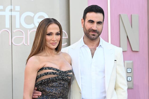 Premiere mondiale de la serie Office Romance a Los Angeles LOS ANGELES, CALIFORNIA MAY 26 Jennifer Lopez and Brett Goldstein at the world premiere of Netflix s Office Romance at The Egyptian Theatre Hollywood on May 26, 2026 in Los Angeles, California Credit Michael Mattes AdMedia 456806 2026 05 26 Los Angeles Etats Unis  Copyright: xAdMediax STAR_456806_056
