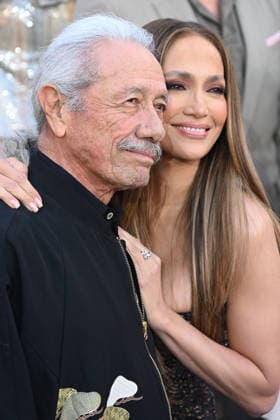 Premiere mondiale de la serie Office Romance a Los Angeles LOS ANGELES, CALIFORNIA MAY 26 Jennifer Lopez and Edward James Olmos at the world premiere of Netflix s Office Romance at The Egyptian Theatre Hollywood on May 26, 2026 in Los Angeles, California Credit Michael Mattes AdMedia 456806 2026 05 26 Los Angeles Etats Unis  Copyright: xAdMediax STAR_456806_065
