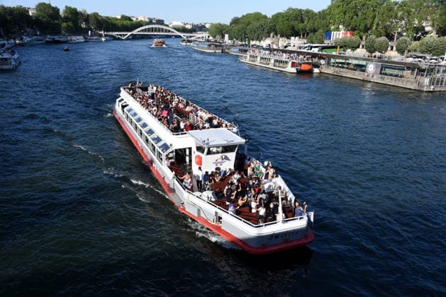 Heatwave Hits Paris Tourists and Parisians cool themselves at the Eiffel Tower as a heat wave hits in Paris, France on May 26, 2026. Photo by Alain Apaydin ABACAPRESS Paris France  Copyright: xApaydinxAlain ABACAx