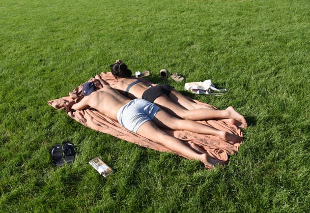 Heatwave Hits Paris Tourists and Parisians cool themselves at the Eiffel Tower as a heat wave hits in Paris, France on May 26, 2026. Photo by Alain Apaydin ABACAPRESS Paris France  Copyright: xApaydinxAlain ABACAx
