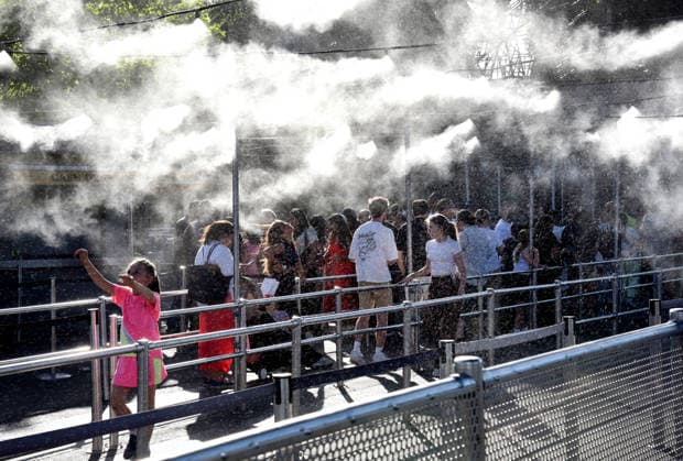 Heatwave Hits Paris Tourists and Parisians cool themselves at the Eiffel Tower as a heat wave hits in Paris, France on May 26, 2026. Photo by Alain Apaydin ABACAPRESS Paris France  Copyright: xApaydinxAlain ABACAx