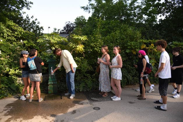 Heatwave Hits Paris Tourists and Parisians cool themselves at the Eiffel Tower as a heat wave hits in Paris, France on May 26, 2026. Photo by Alain Apaydin ABACAPRESS Paris France  Copyright: xApaydinxAlain ABACAx