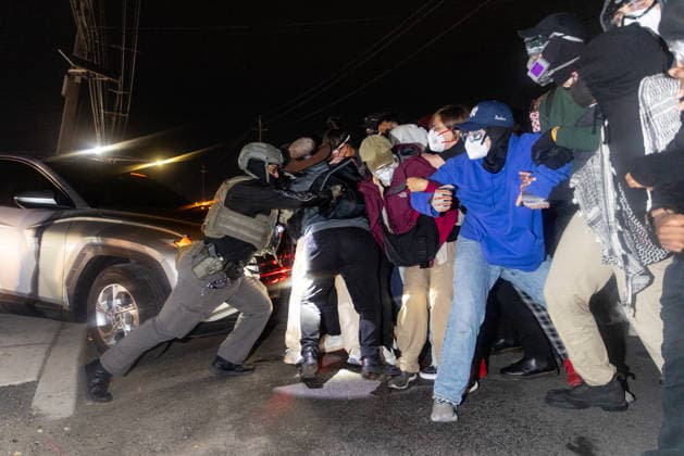 Federal immigration officers clash with protesters in New Jersey NEW YORK, UNITED STATES - MAY 26: Federal immigration officers clash with protesters outside Delaney Hall in Newark, New Jersey, U.S., May 26, 2026. Mostafa Bassim Anadolu New Jersey United States. Editorial use only. Please get in touch for any other usage.  Copyright: x2026xAnadoluxMostafaxBassimx