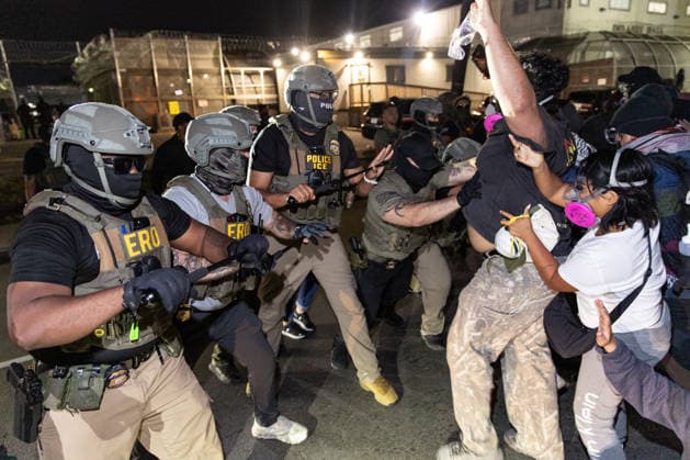 Federal immigration officers clash with protesters in New Jersey NEW YORK, UNITED STATES - MAY 26: Federal immigration officers clash with protesters outside Delaney Hall in Newark, New Jersey, U.S., May 26, 2026. Mostafa Bassim Anadolu New Jersey United States. Editorial use only. Please get in touch for any other usage.  Copyright: x2026xAnadoluxMostafaxBassimx