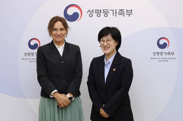 Gender equality minister meets European Parliament s official Gender equality minister meets European Parliament s official Gender Equality Minister Won Min-kyong (R) and Lina Galvez, head of the European Parliament s Committee on Women s Rights and Gender Equality, pose for a photo during their meeting at the government complex in Seoul on May 27, 2026. (Yonhap) 2026-05-27 15:10:03 < 1980-2026 YONHAPNEWS AGENCY. .> ¼­¿ïÆ¯º°½Ã EDITORIAL USE ONLY  Copyright: xx PYH2026052715160031500 YonhapxNewsx yonphotos252690