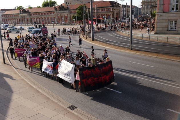 Demonstranten laufen in der Breiten Straße am Landtag während einer Demonstration gegen die Räumung des ehemals besetzten Hauses Tornowstraße 40, Potsdam, 26. Mai 2026. Hausbesetzer-Demo in Potsdam *** Protesters walk in Breite Straße at the state parliament during a demonstration against the eviction of the formerly squatted house Tornowstraße 40, Potsdam, May 26, 2026 Squatter demonstration in Potsdam