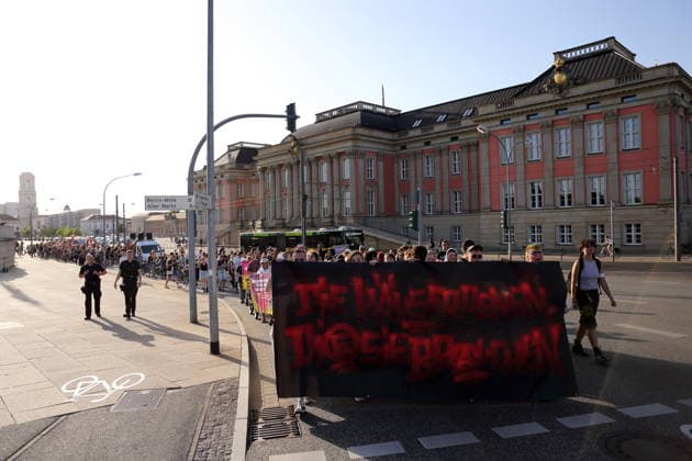 Demonstranten laufen mit Banner Die Häuser denen, die sie brauchen in der Breiten Straße am Landtag während einer Demonstration gegen die Räumung des ehemals besetzten Hauses Tornowstraße 40, Potsdam, 26. Mai 2026. Hausbesetzer-Demo in Potsdam *** Demonstrators walk with banner Die Häuser denen sie brauchen in Breite Straße at the Landtag during a demonstration against the eviction of the formerly squatted house Tornowstraße 40, Potsdam, May 26, 2026 Squatters demonstration in Potsdam