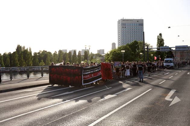 Demonstranten laufen mit Banner Die Häuser denen, die sie brauchen auf der Langen Brücke während einer Demonstration gegen die Räumung des ehemals besetzten Hauses Tornowstraße 40, Potsdam, 26. Mai 2026. Hausbesetzer-Demo in Potsdam *** Protesters walk with banner Die Häuser denen sie brauchen on the Lange Brücke during a demonstration against the eviction of the formerly squatted house Tornowstraße 40, Potsdam, May 26, 2026 Squatters demonstration in Potsdam