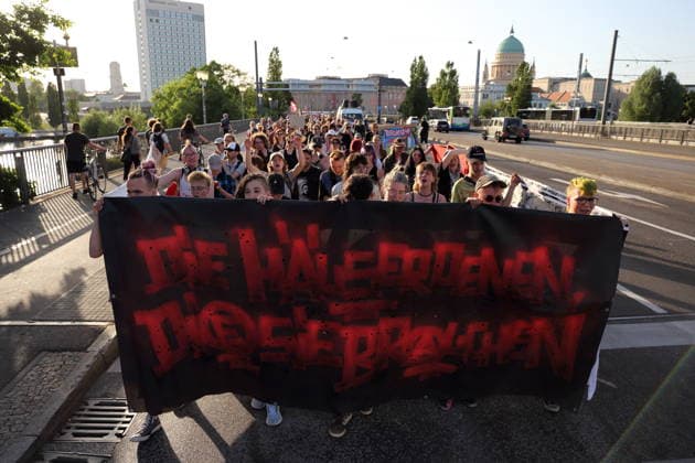 Demonstranten laufen mit Banner Die Häuser denen, die sie brauchen auf der Langen Brücke während einer Demonstration gegen die Räumung des ehemals besetzten Hauses Tornowstraße 40, Potsdam, 26. Mai 2026. Hausbesetzer-Demo in Potsdam *** Protesters walk with banner Die Häuser denen sie brauchen on the Lange Brücke during a demonstration against the eviction of the formerly squatted house Tornowstraße 40, Potsdam, May 26, 2026 Squatters demonstration in Potsdam