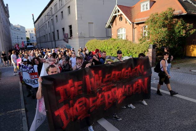 Demonstranten laufen mit Banner Die Häuser denen, die sie brauchen in der Leipziger Straße während einer Demonstration gegen die Räumung des ehemals besetzten Hauses Tornowstraße 40, Potsdam, 26. Mai 2026. Hausbesetzer-Demo in Potsdam *** Protesters walk with banner Die Häuser denen sie brauchen in Leipziger Straße during a demonstration against the eviction of the formerly squatted house Tornowstraße 40, Potsdam, May 26, 2026 Squatters demonstration in Potsdam